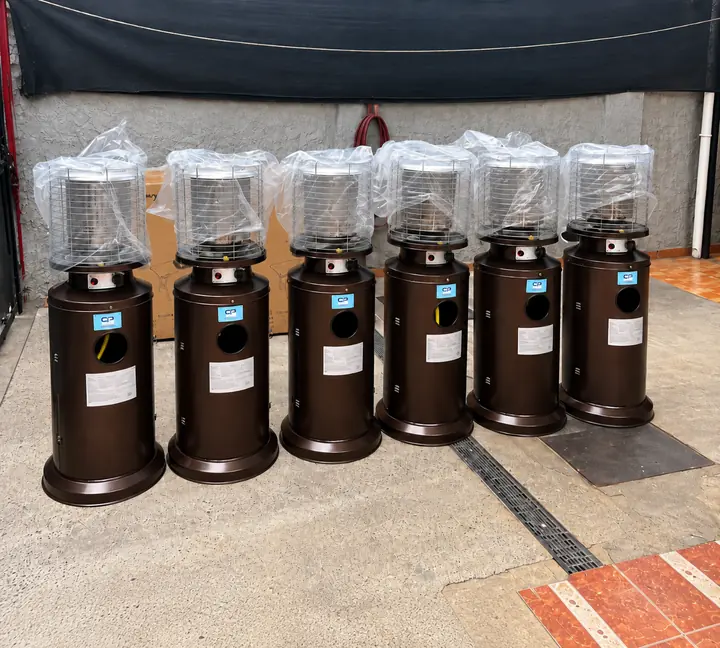 Seis calefactores de exterior tipo hongo alineados en bodega.